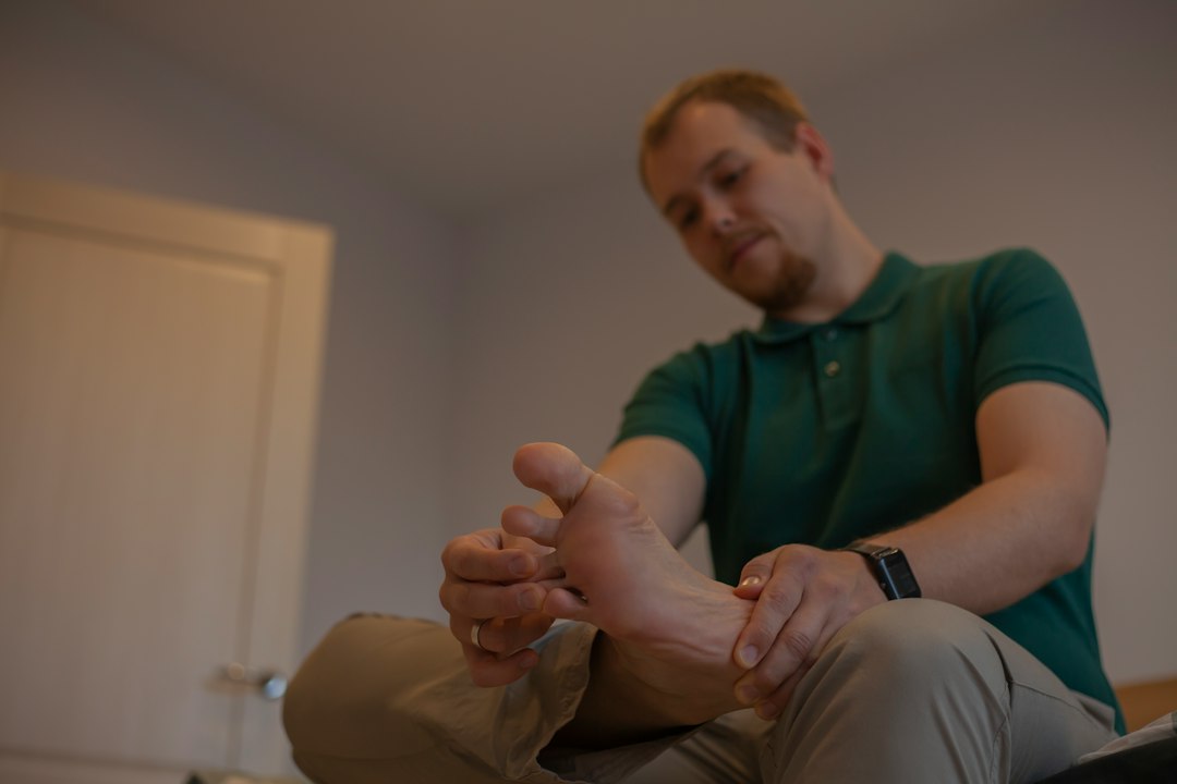 Numbness in Hands and Feet at Night: Causes and Natural Relief Methods